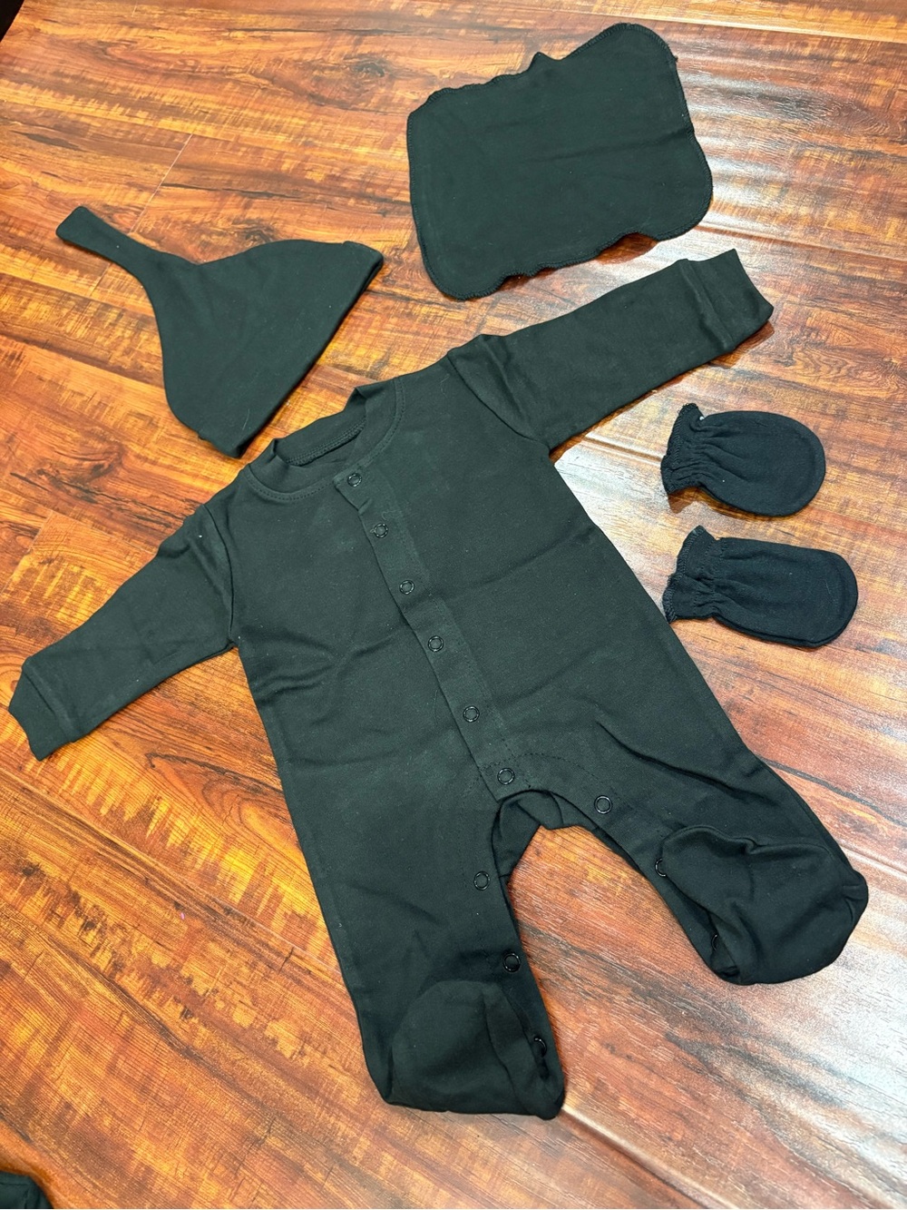 NEW Classic Black Baby One-Piece Outfit with Hat & Mittens 3months